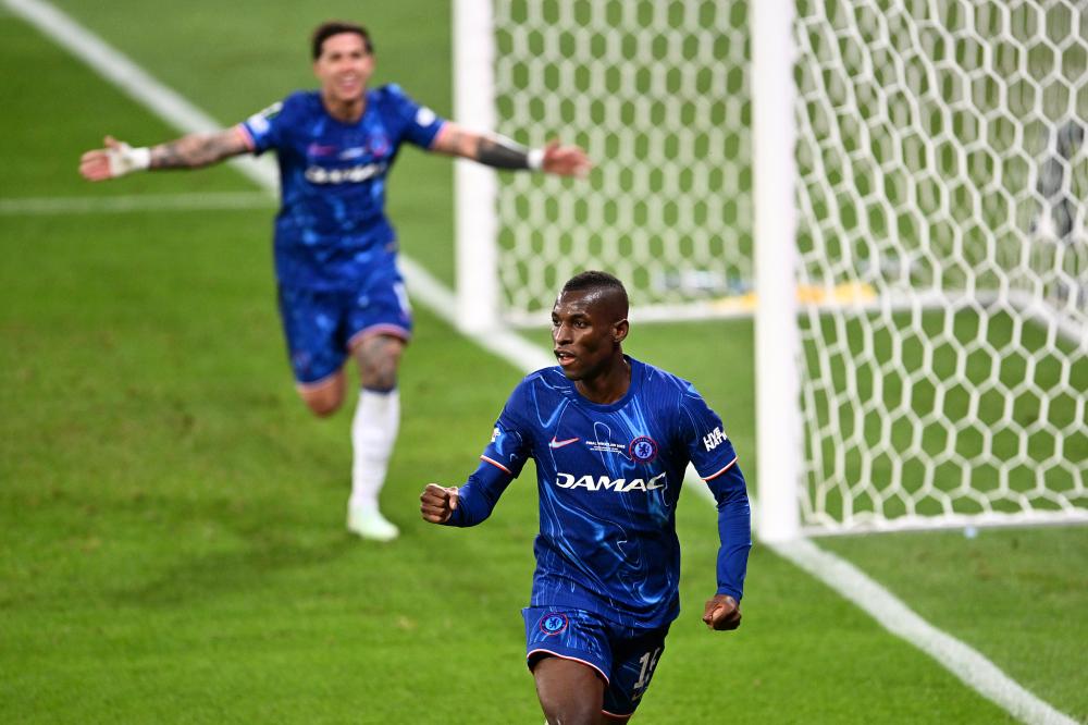 支持球队！欧文坐在场边观看独行侠对阵湖人的比赛