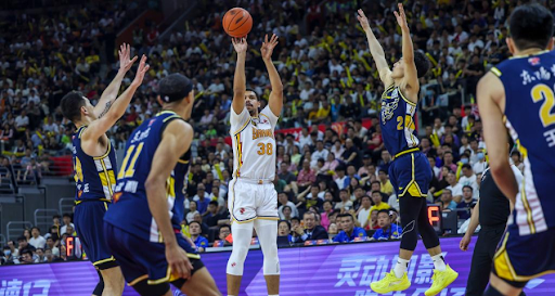 快船新星崭露锋芒 替补砍17分大胜老鹰终结五连败