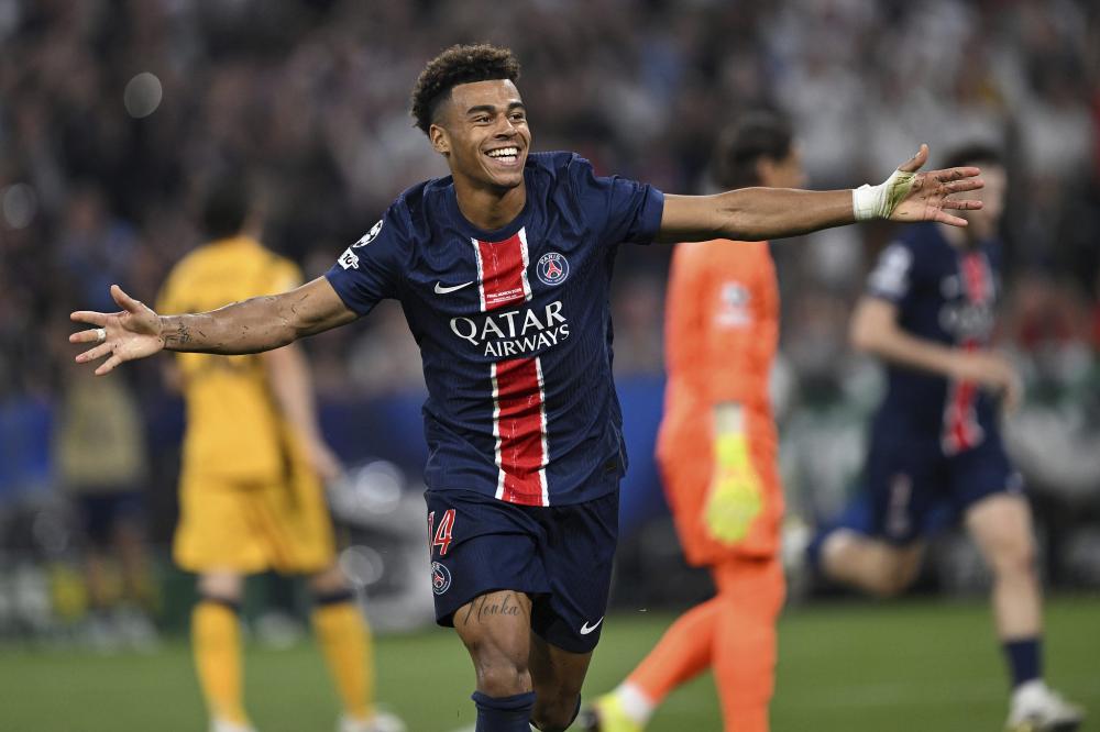 詹姆斯两双数据跻身队史前十，湖人负马刺止步NBA杯八强